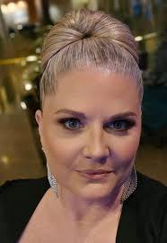 Hi I'm looking for someone who does mobile hair and make up in  Rosses/Gweedore area for MOG and 5 wedding guests would love some  suggestions please 💒