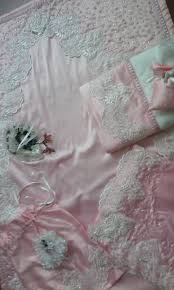 Pembe Saten Kumas Uzerine Organze Dantel Ve Boncuklarla Hazirlanmis Bohca Seccade Havlu Terlik Cantasi Tesbih Ve Tesbih Kesesi Cok Uygun Fiat Napkins Tableware