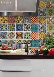 Loseta gris o loseta blanca combinada con colores vibrantes; Ideas Para Decorar La Cocina Con Azulejos