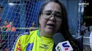 Mãe de central do Campinas viaja três dias para ver jogo e chora: "Fiz muita faxina para ele estar aqui"