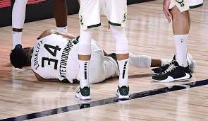 Die schuhe sind in den hauptfarben weiß, schwarz und orange zu erwerben und tragen die unterschrift und das logo des superstars. Nba News Bucks Star Giannis Antetokounmpo Verletzt Sich In Spiel 4 Gegen Miami Heat Erneut Am Knochel