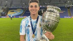 Puede que te digan tus amigas que muy mal la estoy pasando desde aquella tu partida, que me la paso llorando y que no salgo ni a la esquina por temor a. River Plate Julian Alvarez Y Una Oferta Millonaria Que Podria Sacarlo De River Marca Claro Argentina