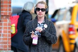 Macaulay culkin and brenda song welcome a baby boy named dakota in honor of actor's late sister. Macaulay Culkin Beschutzt Paris Jackson