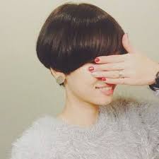 いつものスタイルも個性的に マッシュルームカットのヘアスタイルまとめ キナリノ マッシュルームカット ヘアスタイル マッシュショート 髪型