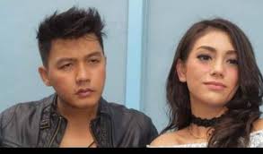 Pemilik nama dearly dave sompie ini sempat menjadi pemberitaan saat mempersunting pesinetron cantik, celine evangelista. Decreasing Pamor Dirly Admits Child S Livelihoods As Possible After Divorce From Celine Evangelista Archyde