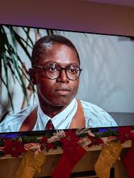 Primal Fear'ı kabloda tekrar izledim (20+ yıl sonra), sadece Captain Dad'in  eski bir polis memurunu (Müfettiş, Tommy Goodman) oynadığını görmek için.  Gerçekten İyi-Adam... : r/brooklynninenine