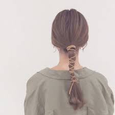 今もっとも旬なヘアアレンジといえば こなれ感たっぷりな 紐アレンジ 100均で買える紐一つで 簡単におしゃれヘアが作れちゃうんです 早速インスタで見つけたおしゃれさんのアレンジをご紹介していきま 176089 hair inspiration hair styles hair arrange