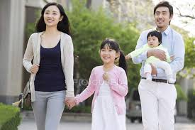 Asiatische Familie Lauft Mit Baby Auf Strasse Saugling Stadt Stock Photo 178417638