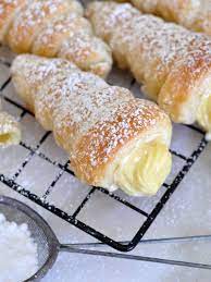 Italian Cream Stuffed Cannoncini Puff Pastry Horns Recipe In 2021 Puff Pastry Desserts Pastry Cream Horns