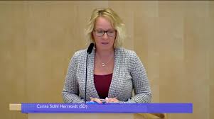 Samtidigt får hon ut stor bostadsersättning från skattebetalarna, skriver idag aftonbladet. Emma Carlsson Lofdahl Riksdagen