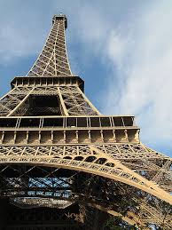 Sekitar tujuh juta pengunjung datang ke bangunan ikonik negara fashion itu setiap tahun. Menara Eiffel Wikiwand