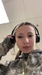 Sarah Schuyler's Instagram, Twitter & Facebook