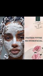 Këtu janë disa nga përfitimet e HydroFacial:, Pastron dhe eksfoliron  lëkurën, Hidraton lëkurën, Redukton pamjen e poreve, Përmirëson tonin dhe  strukturën e lëkurës, Redukton shfaqjen e linjave të ...