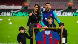 Whether it's the very latest transfer news from the camp nou, quotes from a barca press conference, match previews and reports, or news about barcelona's progress in la. Lionel Messi Wife Kids Come On To The Pitch As Barcelona Honour Special Milestone
