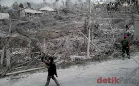 Sedangkan menurut pengamatan surono yang terungkap dalam merapi volcano before and after the 2010 eruption (2012), erupsi merapi tahun 1872 terdapat kemiripan dengan peristiwa serupa yang. Foto Letusan Gunung Merapi Oktober 2010 Dongeng Geologi