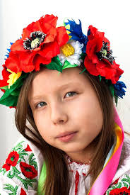 Ukrainsk Krans Och Broderad Skjorta För Flickor Arkivfoto