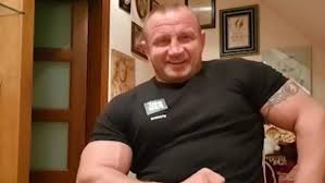 Последние твиты от mariusz pudzianowski (@pudzianmariusz). Mariusz Pudzianowski Plawi Sie W Luksusach Ma Dom Jak Z Bajki Przypomina Palac Zestadionu