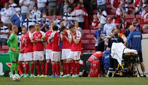 El jugador christian eriksen cayó fulminado durante el partido y los médicos saltaron al césped de inmediato para tratar de reanimarle. Jazim0clfavtmm