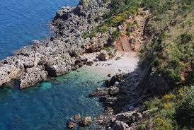La costa dello zingaro è uno dei pochissimi tratti di costa della sicilia non contaminata dalla presenza di una strada litoranea. Cala Berretta E Una Spiaggia Della Riserva Dello Zingaro Video Scopello
