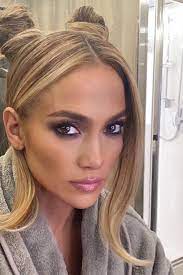 space buns sind der frisuren trend 2021 diese stars tragen ihn bereits in 2021 j lo haare jlo haare frisuren