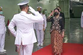 Bersama bintang…' surat peringatan lewat komet telah datang padanya malam ini. Uni Puan Akan Dianugerahi Bintang Kehormatan Jpnn Com