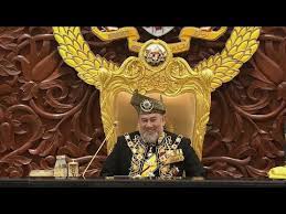 Apa tidaknya, di dalam sebuah majlis rasmi yang agak serius, dengan wajah senyum manis sultan kelantan siapa lagi jika bukan sultan muhammad v dengan mudah membuatkan semua orang tersenyum. Ahli Yang Berhormat Sila Duduk Dan Jangan Lari