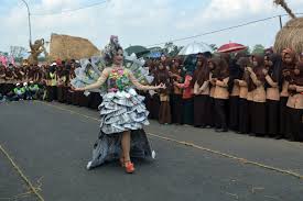 Baju baju cantik yang dibuat dari koran. Begini Uniknya Kampanye Peduli Lingkungan Di Banjarnegara Mongabay Co Id