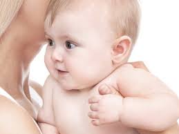 Petits rejets de lait de bébé : que faire ?