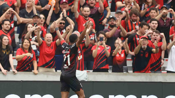 Em jogo de seis gols, Athletico-PR e Fluminense empatam por 3 a 3 na Arena