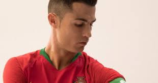 في المقابل حامل اللقب منتخب البرتغال الذي يحل ضيفاً على المجر ويلعب مباراه الليله على مدينه بودابست. Ù…Ù†ØªØ®Ø¨ Ø§Ù„Ø¨Ø±ØªØºØ§Ù„ ÙŠÙƒØ´Ù Ø¹Ù† Ù‚Ù…ÙŠØµÙ‡ Ø§Ù„Ø¬Ø¯ÙŠØ¯ Ù„ÙƒØ£Ø³ Ø§Ù„Ø¹Ø§Ù„Ù… Ù‚Ø¨Ù„ Ù…ÙˆØ§Ø¬Ù‡Ø© Ø§Ù„ÙØ±Ø§Ø¹Ù†Ø© Ø§Ù„ÙŠÙˆÙ… Ø§Ù„Ø³Ø§Ø¨Ø¹