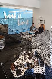 Das Startup Uniplaces Bietet In Vielen Europais Bietet Das Europais Startup Technology Uniplaces V Hostels Design Startup Office Workplace Design