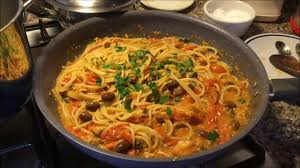 Dopo pochi minuti si aggiungono anche le acciughe e quando si sono sciolte si aggiungono i capperi scolati ed il tonno a pezzi. Spaghetti Con Tonno Alla Puttanesca Pomodorini Olive E Capperi Youtube