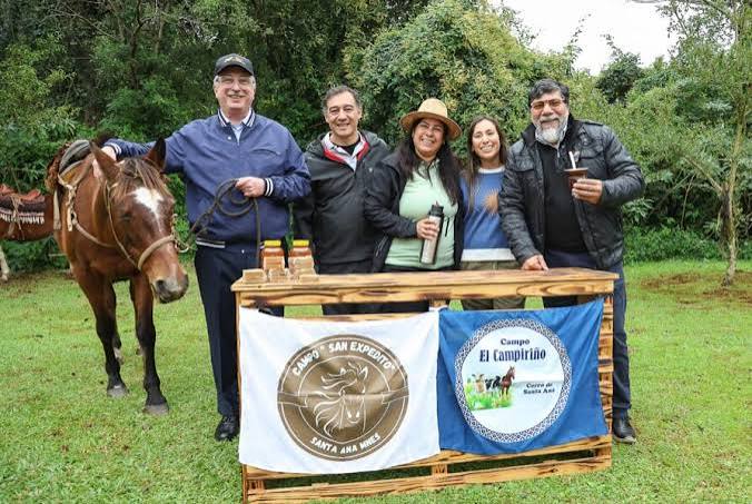 EN EL NATALICIO DE JOS� GERVASIO ARTIGAS, PASSALACQUA VISIT� UN EMPRENDIMIENTO DE TURISMO RURAL EN EL PARQUE TEM�TICO DE LA CRUZ EN SANTA ANA - Provincia de Misiones