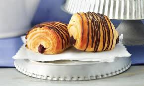Croissants Und Pains Au Chocolat Rezept Schokolade Zum Fruhstuck Lebensmittel Essen Lecker