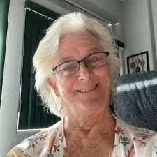 Many times I have smelled skunk at the corner of Bruce Woodbury and Thomas  Edison. I have never seen a skunk; but it smells like a dead one. The smell  lingers for