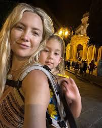 Travel buddies! Kate Hudson & her family are exploring Italy 🇮🇹 📸: Kate  Hudson