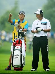 Hideki matsuyama of japan hugs his caddie, shota hayafuji. Fatiha Nature On Twitter Hideki Matsuyama New Baby Less Weight New Outlook Back With His Old Caddy Pgatourjapan Golfchanneljpn Signing For 4 Under 6 7 Day One Northerntrust See Story