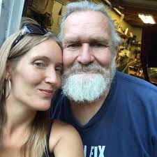 Any salons available to trim my hair tomorrow? Just need dead ends cut!  Thanks in advance 💅