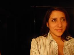 sujeto en fondo obscuro