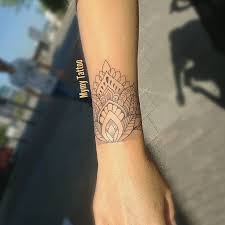 Mandala Bracelet Done In Amsterdam Lotus Lotustattoo Inked Mandalatattoo Tatuering Mandala Handgelenk Tattoo Tattoo Unterarm Frau Mandala Tatowierungen