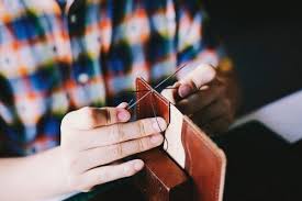 Como Ganar Dinero Desde Casa Haciendo Manualidades Una Pareja Rentable En 2021 Manualidades Para Hacer Pasatiempos Para Hombres Manualidades Para Negocio