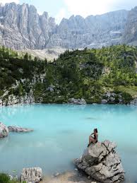 Einer Der Spektatularsten Bergseen Der Dolomiten Der Sorapiss See Mit Seiner Milchig Turkisen Farbe Ein Muss Wenn Man In Den Do Weltreise Dolomiten Bergsee