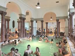 Piscinas exteriores a 28 graus. Barbaridades Budapeste 1 As Termas