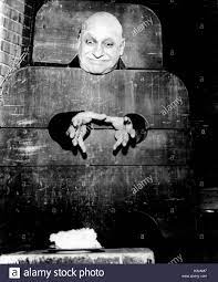 The addams family darsteller carolyn jones als morticia addams jackie coogan als uncle fester crisis in the addams family. Die Addams Family Jackie Coogan Als Onkel Fester Der Addams Family Stockfotografie Alamy