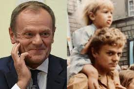 Krótko przed zdaniem służby, pod koniec maja 2020 roku, śmiertelnie postrzelił się tam młody policjant. Donald Tusk Na Starym Zdjeciu Z Corka Polityk Odtworzyl Kadr Ze Swoja Wnuczka Kon Coraz Bardziej Przygarbiony