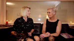 Oud & Jong: GILF Amy (53) en de jonge hengsten - Kim Holland