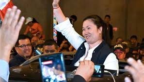 Keiko fujimori, hija del expresidente alberto fujimori, rechazó la decisión del juzgado de investigación preparatoria de la corte suprema, a cargo del magistrado hugo nuñez julca, de declarar fundado el pedido de la parte civil de no aplicación del indulto humanitario en favor de su padre. Keiko Fujimori Daughter Of Peru S Disgraced Ex Leader