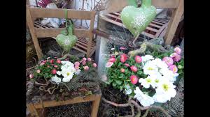Tisch und stuhl im garten restaurant in vintage dekorieren stockfotografie alamy. Diy Basteln Mehr Tolle Blumen Deko Im Pflanz Stuhl Upcycling So Einfach Youtube