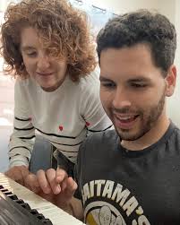 Hoy cumplió 25 años quien siempre será mi niño. Debo aventarme el clásico  de clásicos lugar común: cómo vuelan los años, cómo se pasa la vida.  Gracias, mi Luisito, por estos años