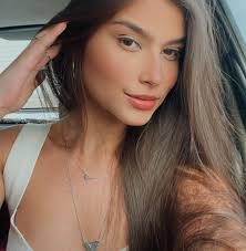 Andrea Macedo's Instagram, Twitter & Facebook